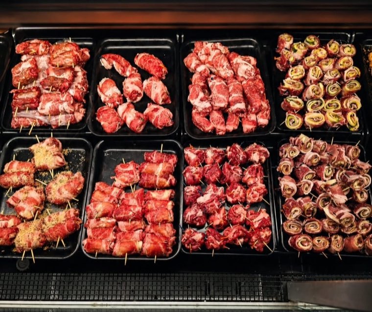 Spiedini e involtini di carne al banco
